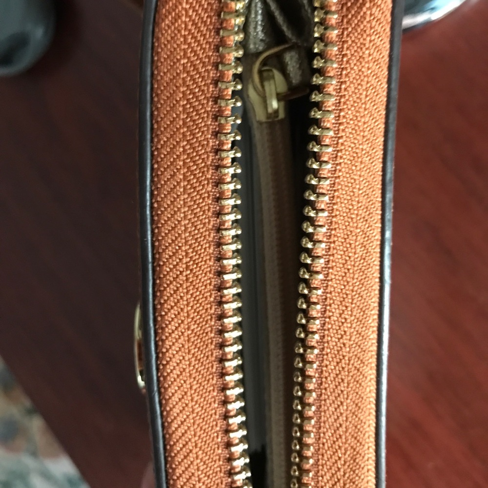 Tory burch wristlet - Picture 4 of 4